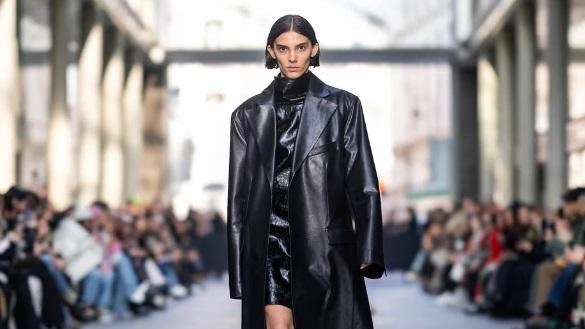 Una modella a una sfilata di moda. Martedì appuntamento a Londra Una modella a una sfilata di moda. Martedì appuntamento a Londra