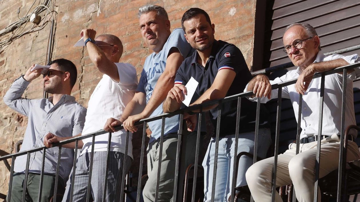 Cavalli, 35 alla Tratta. Nonostante l’eliminazione di Ungaros e Veranu si può fare un lotto di qualità "Nessuno deve essere fuori dai giochi già il 29", l’idea dei capitani. Forse un paio di debuttanti: Dorotea in pole. Cavalli, 35 alla Tratta. Nonostante l’eliminazione di Ungaros e Veranu si può fare un lotto di qualità "Nessuno deve essere fuori dai giochi già il 29", l’idea dei capitani. Forse un paio di debuttanti: Dorotea in pole.