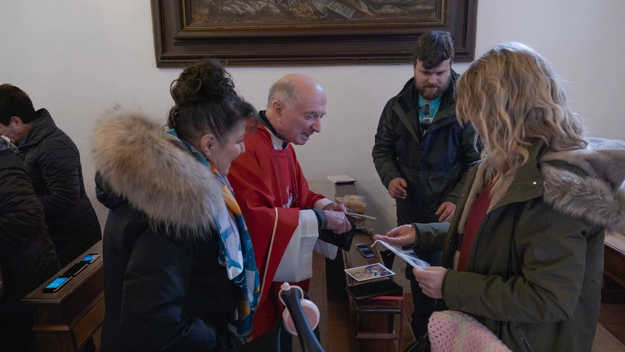 Don Giorgio Mariotti durante la benedizione di cellulari e pc nella chiesa di Nuvole Don Giorgio Mariotti durante la benedizione di cellulari e pc nella chiesa di Nuvole