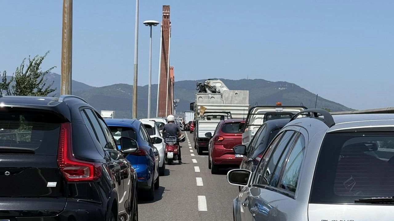 La nostra prova: centinaia di auto bloccate per la sostituzione delle barriere. Con la carreggiata libera il tempo di percorrenza è di appena 3 minuti. La nostra prova: centinaia di auto bloccate per la sostituzione delle barriere. Con la carreggiata libera il tempo di percorrenza è di appena 3 minuti.