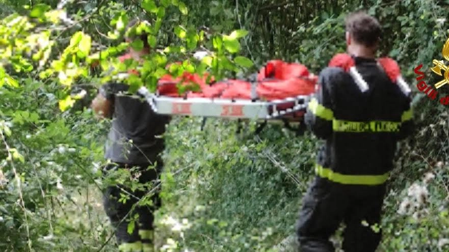 La coppia si era avventurata nei boschi tra San Quirico e Santomato su una moto non da cross Solo ferite lievi per lei, ma il luogo era impervio La coppia si era avventurata nei boschi tra San Quirico e Santomato su una moto non da cross Solo ferite lievi per lei, ma il luogo era impervio