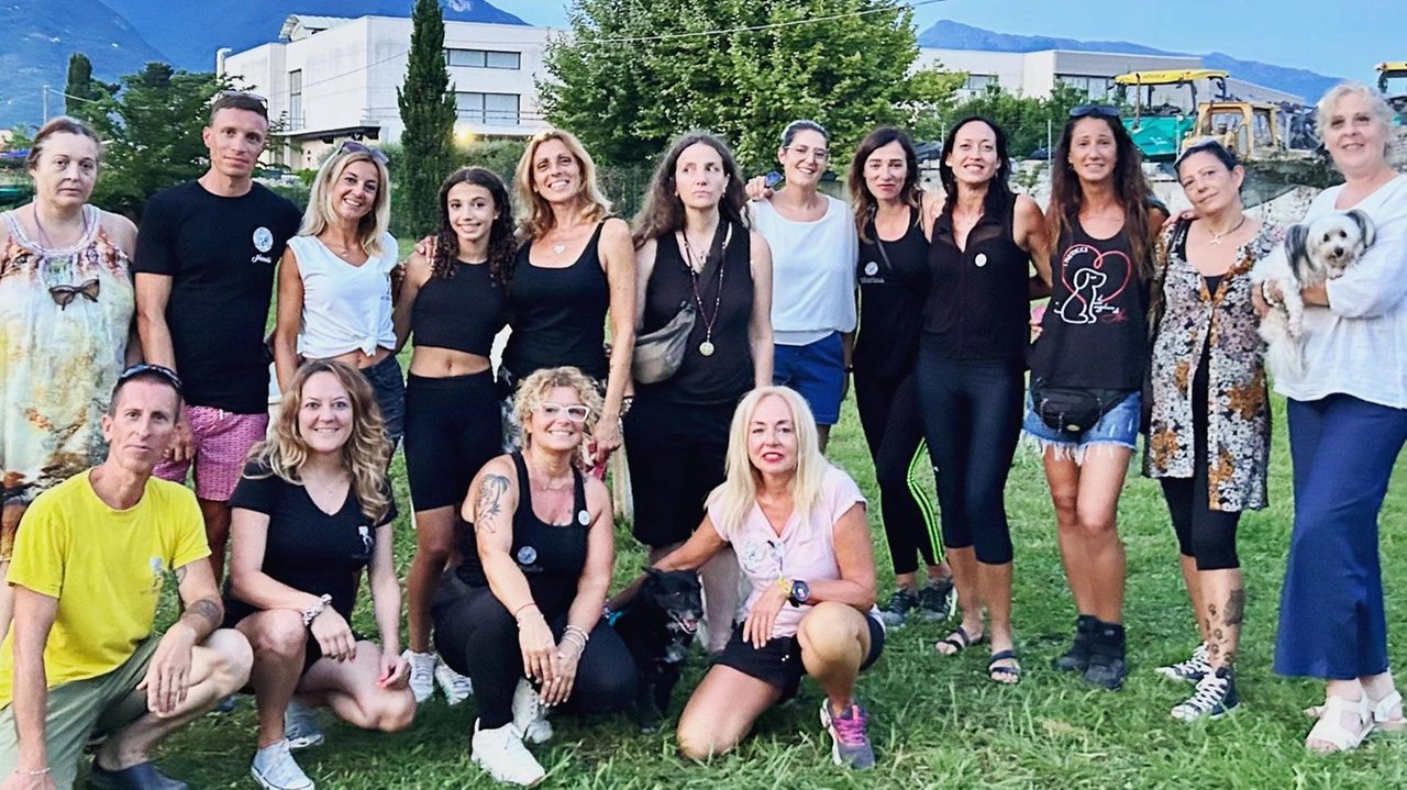 Le volontarie e i volontari dell’associazione «Nati liberi» durante un’iniziativa al rifugio gestito da tanti anni in via Saponiera, nella zona del Portone Le volontarie e i volontari dell’associazione «Nati liberi» durante un’iniziativa al rifugio gestito da tanti anni in via Saponiera, nella zona del Portone