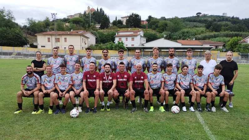 Il gruppo amaranto del Forcoli 1921 Valdera si prepara per la nuova stagione con conferme e nuovi arrivi. Obiettivo: raggiungere la salvezza e competere. Partite amichevoli in programma. Il gruppo amaranto del Forcoli 1921 Valdera si prepara per la nuova stagione con conferme e nuovi arrivi. Obiettivo: raggiungere la salvezza e competere. Partite amichevoli in programma.