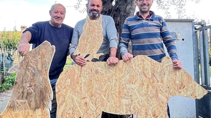 Da sinistra Paolo Bazzichi, Adamo Pierotti e Giacomo Vannucci con le sagome degli animali che animeranno il “Bosco incantato“ al Giardino Barsanti Da sinistra Paolo Bazzichi, Adamo Pierotti e Giacomo Vannucci con le sagome degli animali che animeranno il “Bosco incantato“ al Giardino Barsanti