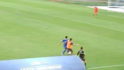 E’ successo nel corso di una partita fra squadre dilettanti a Foligno. Il direttore di gara ha fermato tutti e praticato la manovra di soccorso. E’ successo nel corso di una partita fra squadre dilettanti a Foligno. Il direttore di gara ha fermato tutti e praticato la manovra di soccorso.