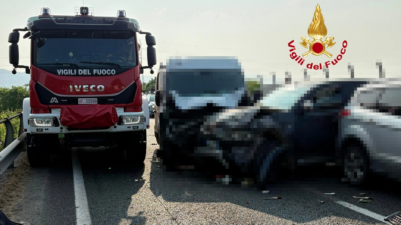 L'incidente in FiPiLi e l'intervento dei vigili del fuoco L'incidente in FiPiLi e l'intervento dei vigili del fuoco