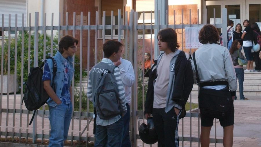 Gli studenti viareggini, da noi intervistati, criticano la decisione del ministro. Valditara di vietare anche nelle scuole superiori l’utilizzo degli smartphone. Gli studenti viareggini, da noi intervistati, criticano la decisione del ministro. Valditara di vietare anche nelle scuole superiori l’utilizzo degli smartphone.