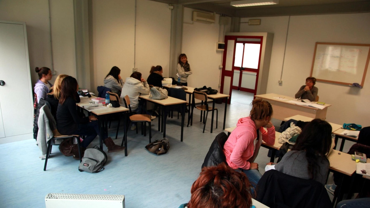 Un altro anno scolastico è iniziato, negli undici moduli prefabbricati, per sei classi della scuola media inferiore Buonarroti Un altro anno scolastico è iniziato, negli undici moduli prefabbricati, per sei classi della scuola media inferiore Buonarroti