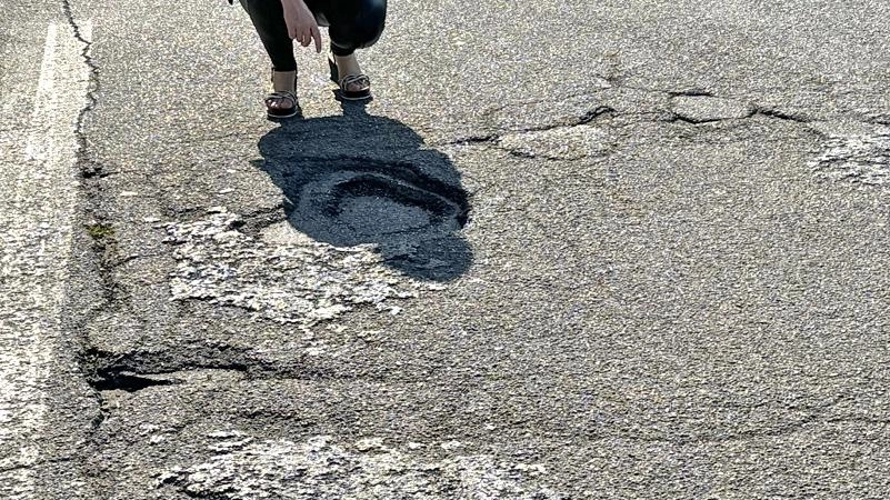 Maurizio Bertolini di ‘Avenza Resiste’ denuncia il degrado delle strade a La Prada, Carrara, mettendo in evidenza i pericoli per pedoni e automobilisti. Chiede interventi urgenti al Comune per garantire la sicurezza dei cittadini. Maurizio Bertolini di ‘Avenza Resiste’ denuncia il degrado delle strade a La Prada, Carrara, mettendo in evidenza i pericoli per pedoni e automobilisti. Chiede interventi urgenti al Comune per garantire la sicurezza dei cittadini.