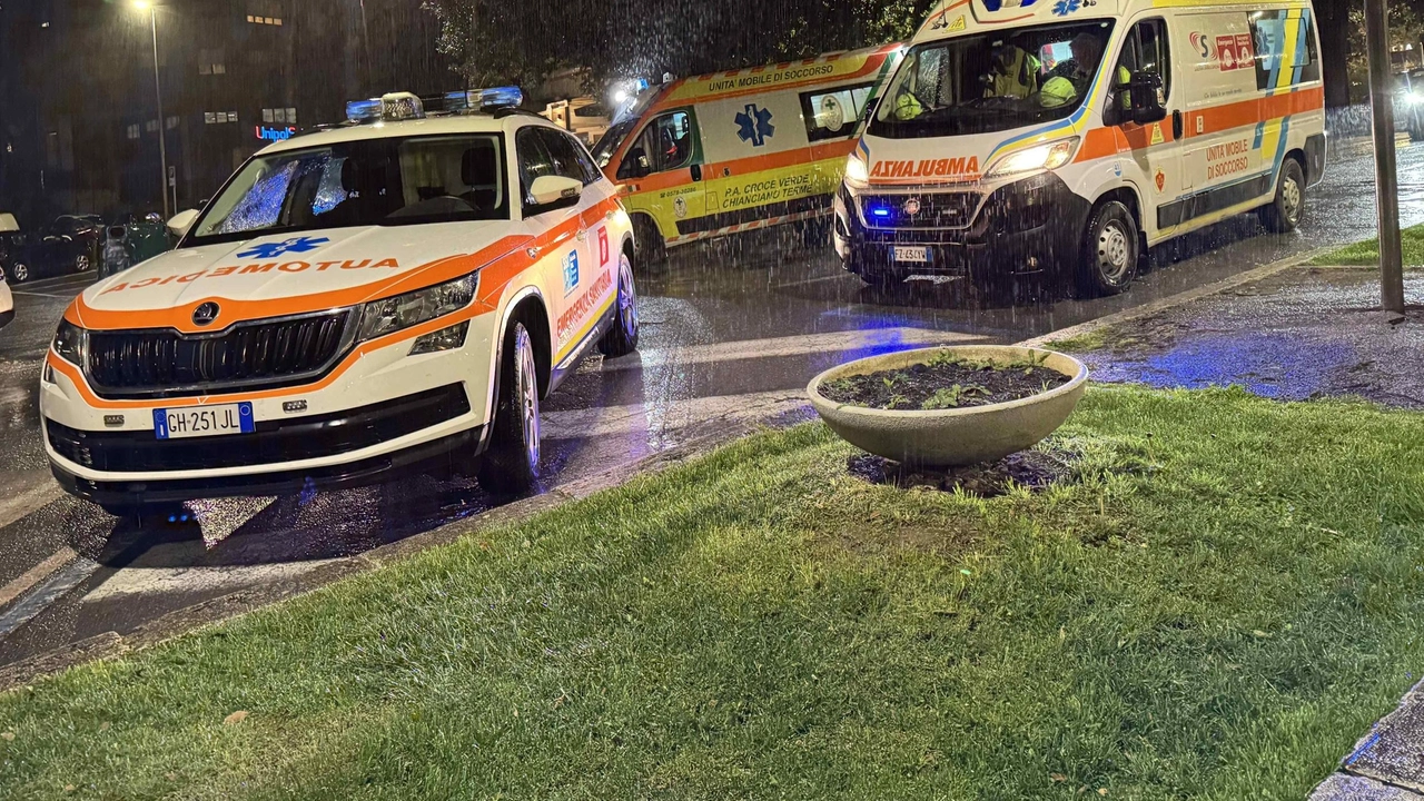 Le ambulanze intervenute nel centro storico di Chianciano per soccorrere l’anziano colto da malore mentre era nella sua auto