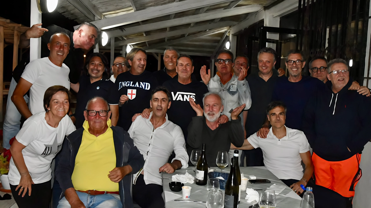 I partecipanti alla cena che si è svolta a Principina I partecipanti alla cena che si è svolta a Principina
