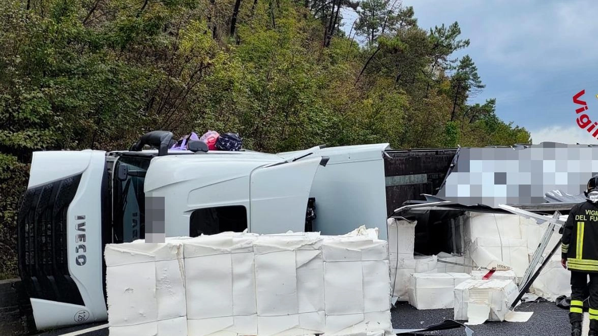 Il tir che si è ribaltato invadendo le corsie in entrambe le direzioni della FiPiLi Il tir che si è ribaltato invadendo le corsie in entrambe le direzioni della FiPiLi