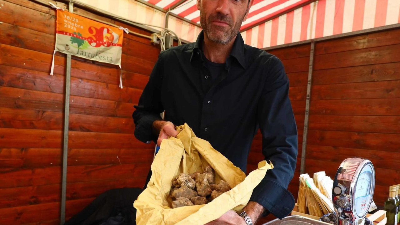 Una passata edizione di ’Tartufesta’ con protagonista indiscusso della manifestazione il tartufo (Gasperini/FotoGermogli) Una passata edizione di ’Tartufesta’ con protagonista indiscusso della manifestazione il tartufo (Gasperini/FotoGermogli)