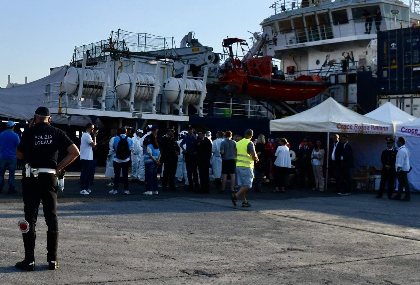 sbarcati altri trenta migranti sorrisi abbracci e strette di mano ci sono anche otto bambini