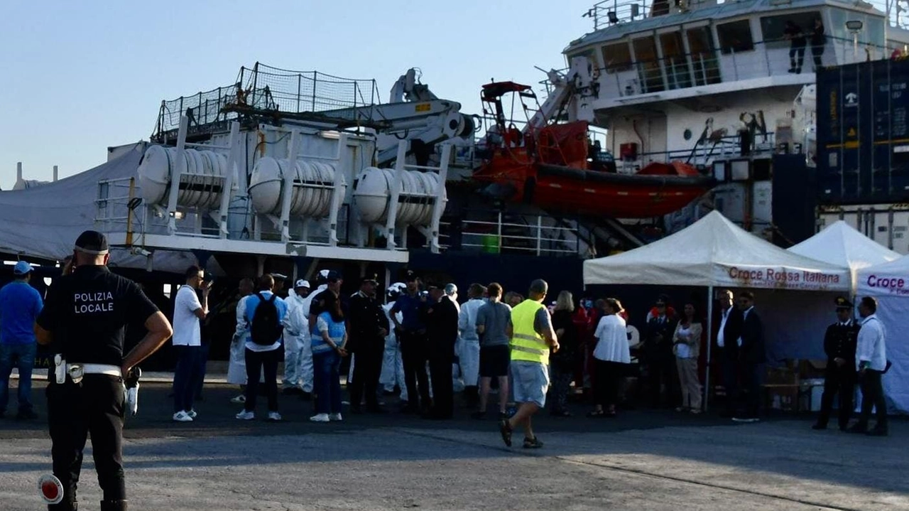 Lo sbarco dei 30 migranti ieri pomeriggio a Carrara (Foto Letizia Delia) Lo sbarco dei 30 migranti ieri pomeriggio a Carrara (Foto Letizia Delia)