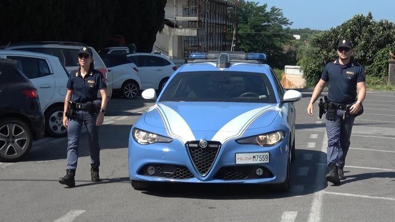 https://www.lanazione.it/image-service/view/acePublic/alias/contentid/MDk5Yzg3YzQtZjNlYi00/0/evade-e-rapina-un-negozio-arrestato-un-50enne.jpeg?f=16:9&w=1200&h=630