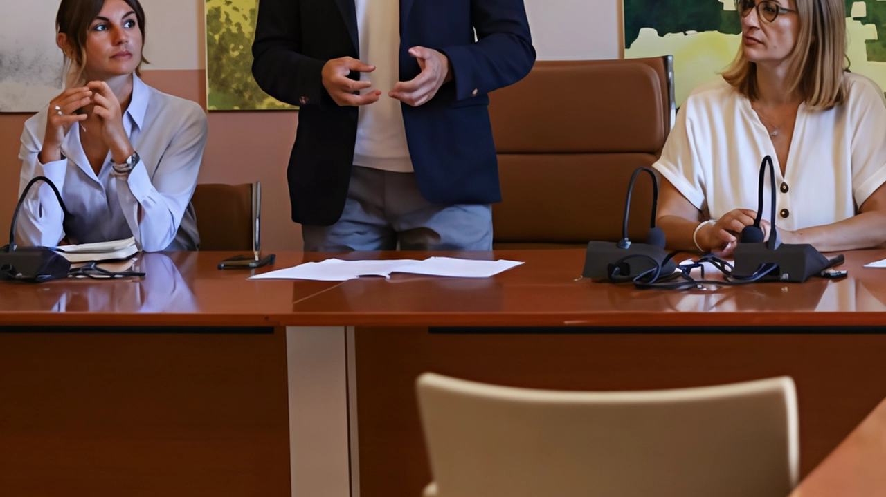 Prosegue il ’viaggio’ della Provincia nei 28 Comuni del territorio con l’iniziativa ’La Provincia in Comune’, che questa volta... Prosegue il ’viaggio’ della Provincia nei 28 Comuni del territorio con l’iniziativa ’La Provincia in Comune’, che questa volta...