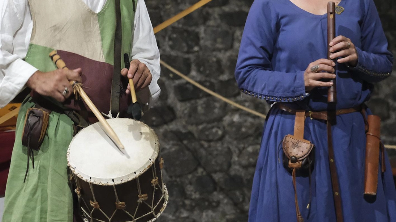 Alcuni momenti della kermesse che ha preso il via giovedì e che consente ai visitatori di fare un viaggio nel tempo oltre che di avere un ’assaggio’ della vita nei tempi antichi. La rappresentazione ideata dalla Compagnia del Piagnaro è fedele e si trasforma in un omaggio alla storia cittadina (Fotoservizio Massimo Pasquali) Alcuni momenti della kermesse che ha preso il via giovedì e che consente ai visitatori di fare un viaggio nel tempo oltre che di avere un ’assaggio’ della vita nei tempi antichi. La rappresentazione ideata dalla Compagnia del Piagnaro è fedele e si trasforma in un omaggio alla storia cittadina (Fotoservizio Massimo Pasquali)