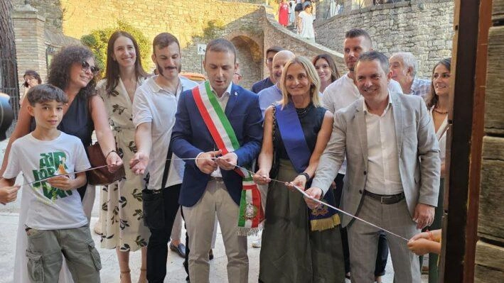 Il taglio del nastro dell’ultima edizione del Corciano Festival che da 60 anni si svolge nel borgo nella prima quindicina di agosto Il taglio del nastro dell’ultima edizione del Corciano Festival che da 60 anni si svolge nel borgo nella prima quindicina di agosto