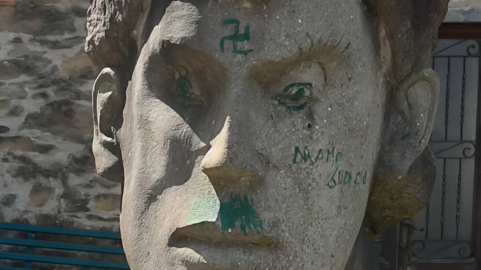 Dopo i casi di Lamporecchio e Chiesina Uzzanese, sfregiato un busto nella piazza della frazione di Aramo