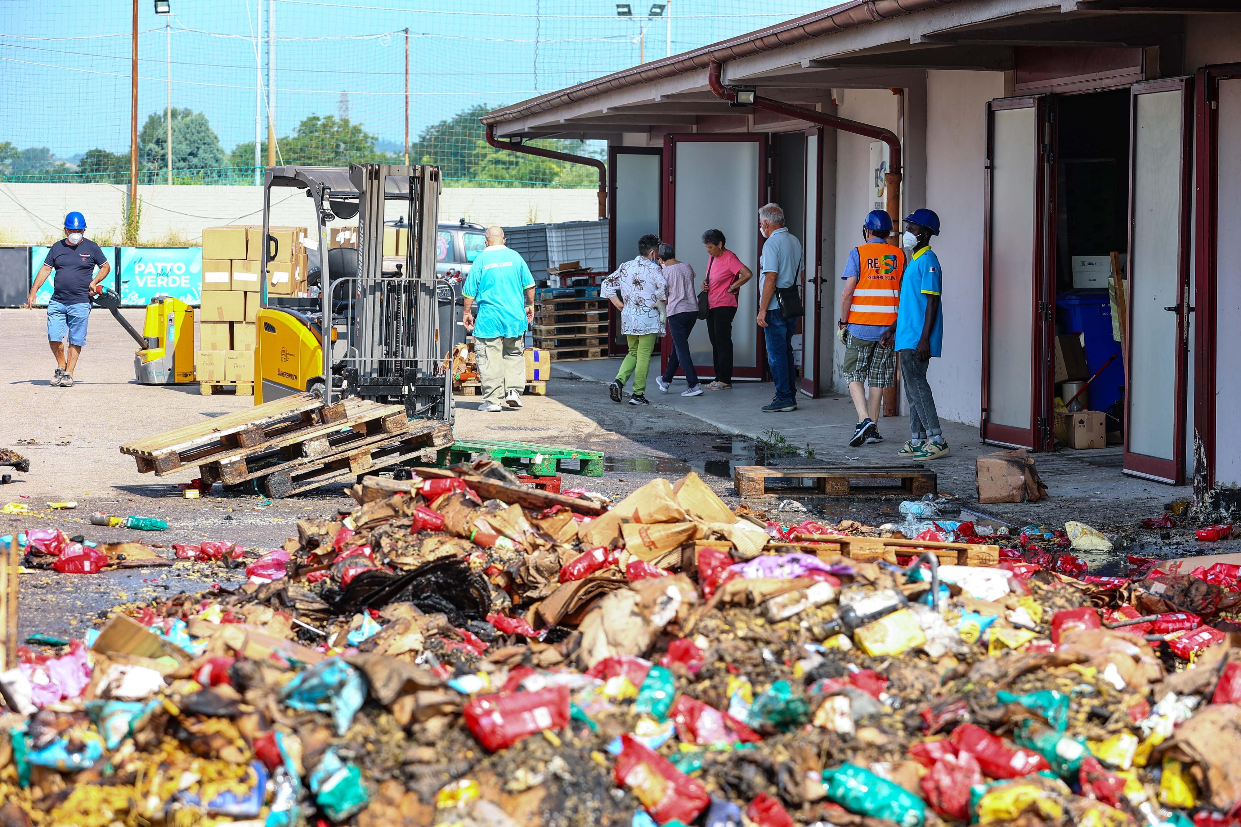 empoli incendio nell8217associazione per il recupero alimentare in fumo tonnellate di cibo per i poveri