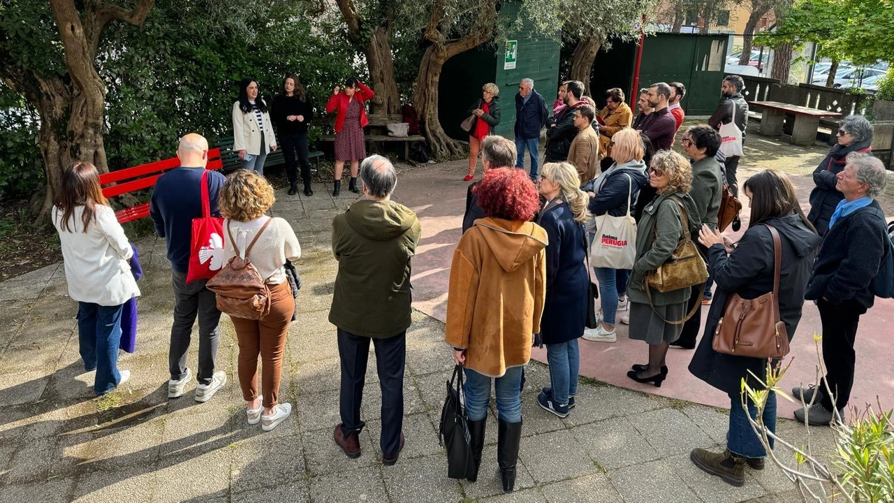 Inaugurazione di una panchina rossa per sensibilizzare i cittadini sul fenomeno Inaugurazione di una panchina rossa per sensibilizzare i cittadini sul fenomeno