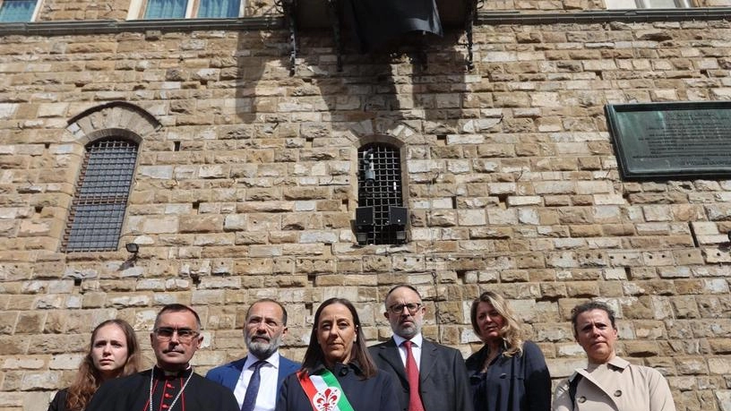 Drappo nero e bandiere a mezz’asta su Palazzo Vecchio per il lutto