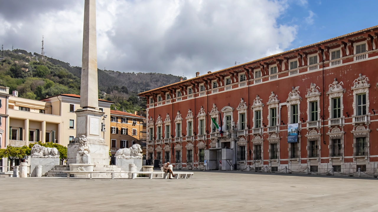 Uno scorcio di piazza degli Aranci con il Palazzo Ducale