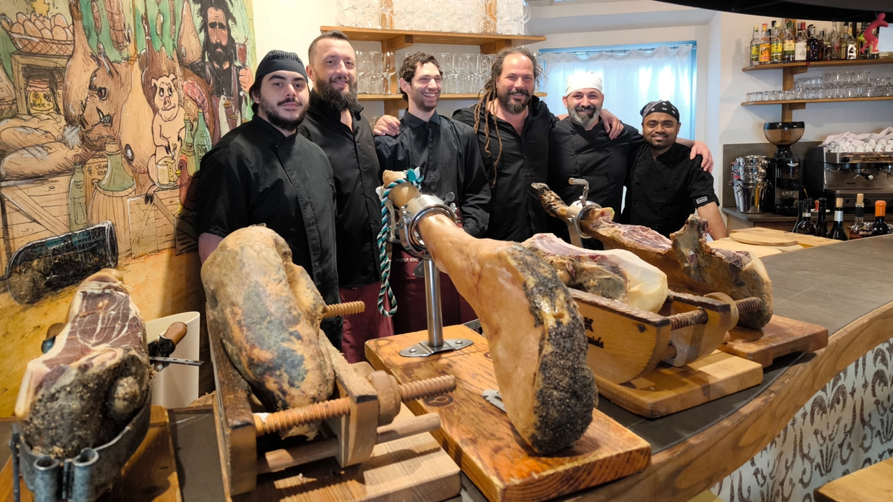 Lo staff del ristorante di piazza Sant’Agostino «A casa Gori», di Maurizio Gori uno dei locali più apprezzati della città soprattutto per la selezione di prosciutti che ogni sera vengono tagliati rigorosamente al coltello e per la selezione di vini