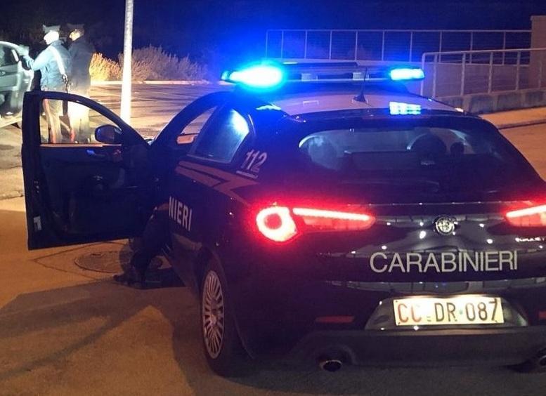 Ragazza rapina un giovane: coltello al collo in strada per rubare il telefono