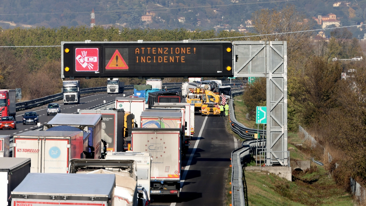Incidente in autostrada, scontro fra due auto: chiuso il casello (Foto di repertorio) Incidente in autostrada, scontro fra due auto: chiuso il casello (Foto di repertorio)