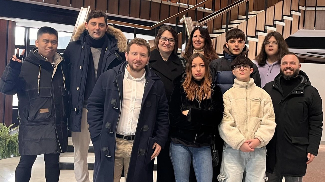 La delegazione pratese a Torino: i ragazzi sono Tommaso,. Adriano,. Erika, Kelen e. Lio La delegazione pratese a Torino: i ragazzi sono Tommaso,. Adriano,. Erika, Kelen e. Lio