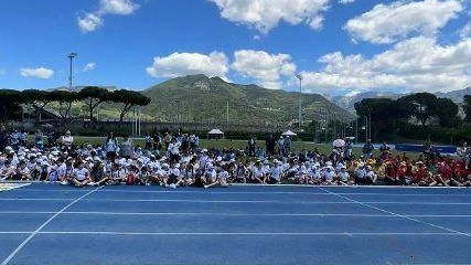 Tanti ragazzi al campo scuola per il progetto benefico di educazione civica e sport. Raccolti contributi a favore dei poveri e dei bambini della Costa d’Avorio . Tanti ragazzi al campo scuola per il progetto benefico di educazione civica e sport. Raccolti contributi a favore dei poveri e dei bambini della Costa d’Avorio .