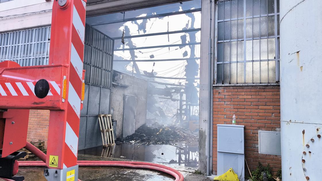 L’ombra del dolo nel devastante incendio che ha distrutto 5 capannoni a Montemurlo L’ombra del dolo nel devastante incendio che ha distrutto 5 capannoni a Montemurlo