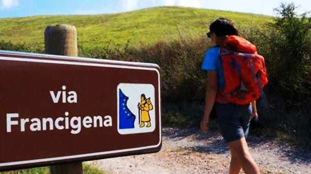 Un pellegrino lungo la Via Francigena Un pellegrino lungo la Via Francigena