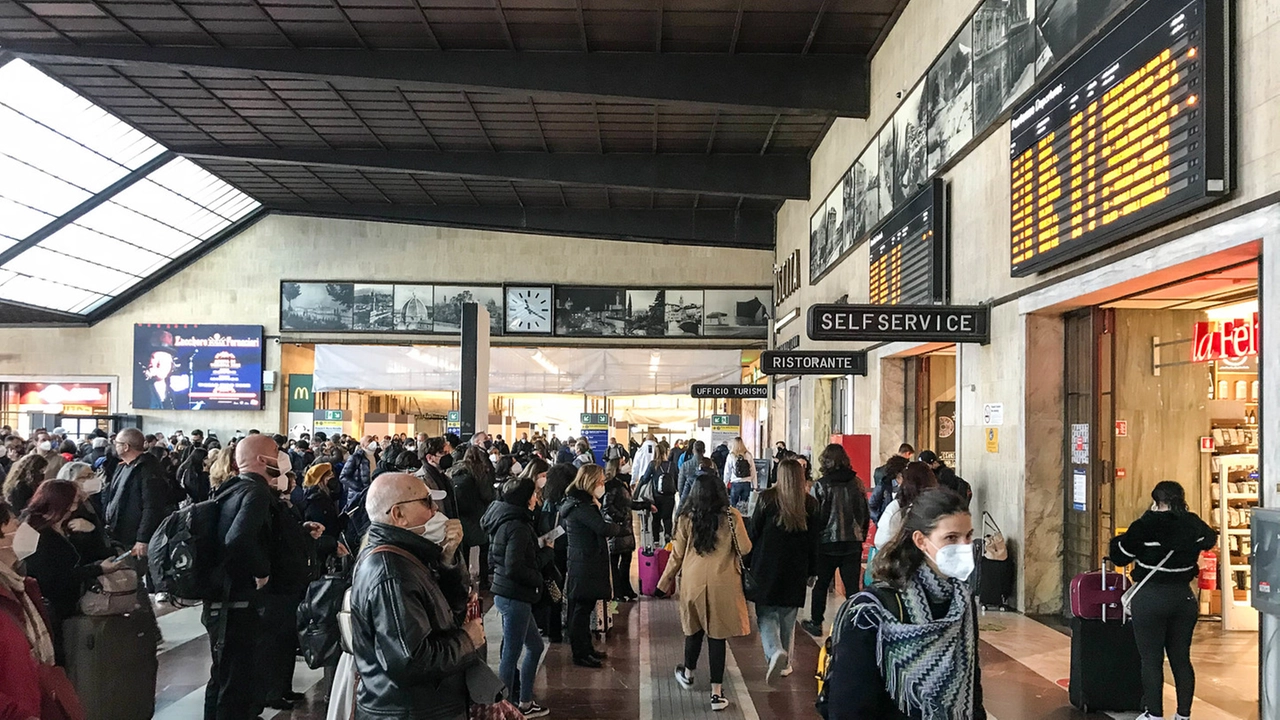 Stazione di Santa Maria Novella, viaggiatori in attesa in una foto di archivio (Giuseppe Cabras/ New Press Photo) Stazione di Santa Maria Novella, viaggiatori in attesa in una foto di archivio (Giuseppe Cabras/ New Press Photo)