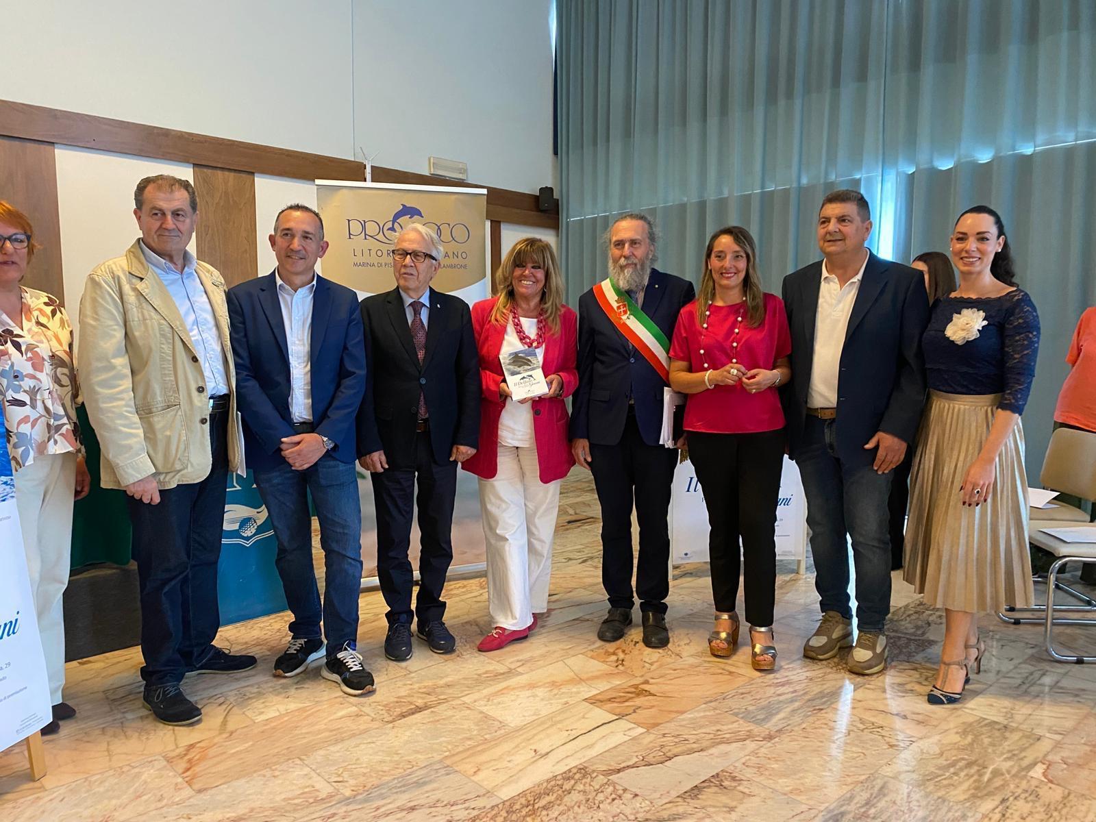 https://www.lanazione.it/image-service/view/acePublic/alias/contentid/MDkzODQ5ZGItZTA1ZS00/0/organizzatori-organizzatrici-e-autorita-alle-premiazioni-del-concorso-delfino-giovani.jpeg