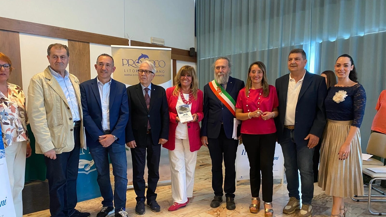 Organizzatori, organizzatrici e autorità alle premiazioni del concorso Delfino Giovani Organizzatori, organizzatrici e autorità alle premiazioni del concorso Delfino Giovani