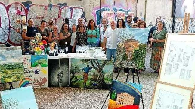 Alcuni dei dipinti in mostra all’edicola della Legalità in Piazza Santa Caterina