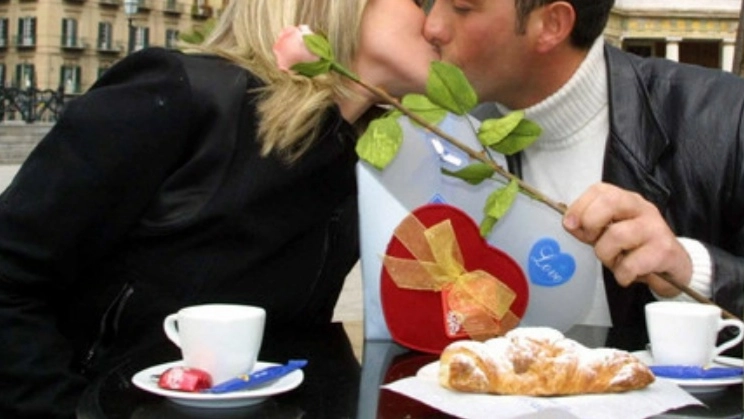 Innamorati a tavola (foto Ansa) Innamorati a tavola (foto Ansa)