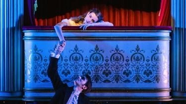 Spettacolo liberamente tratto dal romanzo di Alexandre Dumas figlio, “La signora delle camelie“ (nella foto) va in scena al Teatro... Spettacolo liberamente tratto dal romanzo di Alexandre Dumas figlio, “La signora delle camelie“ (nella foto) va in scena al Teatro...