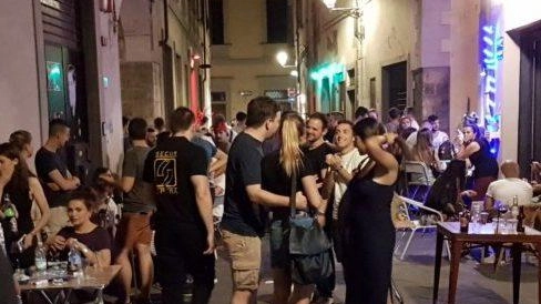 Una strada del centro storico: tanti giovani nel fine settimana Una strada del centro storico: tanti giovani nel fine settimana