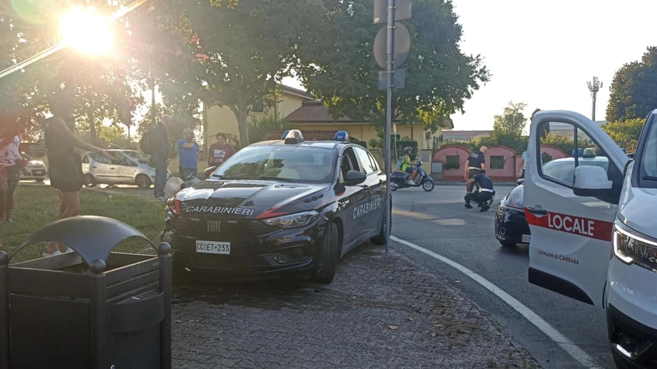Carambola di vetture ad Avenza dove un uomo per scappare ai controlli ha mandato due persone al Noa. Fermato poco dopo dai militari ancora a bordo della Panda. Il centauro è Pasciuti, ds della Carrarese. Carambola di vetture ad Avenza dove un uomo per scappare ai controlli ha mandato due persone al Noa. Fermato poco dopo dai militari ancora a bordo della Panda. Il centauro è Pasciuti, ds della Carrarese.