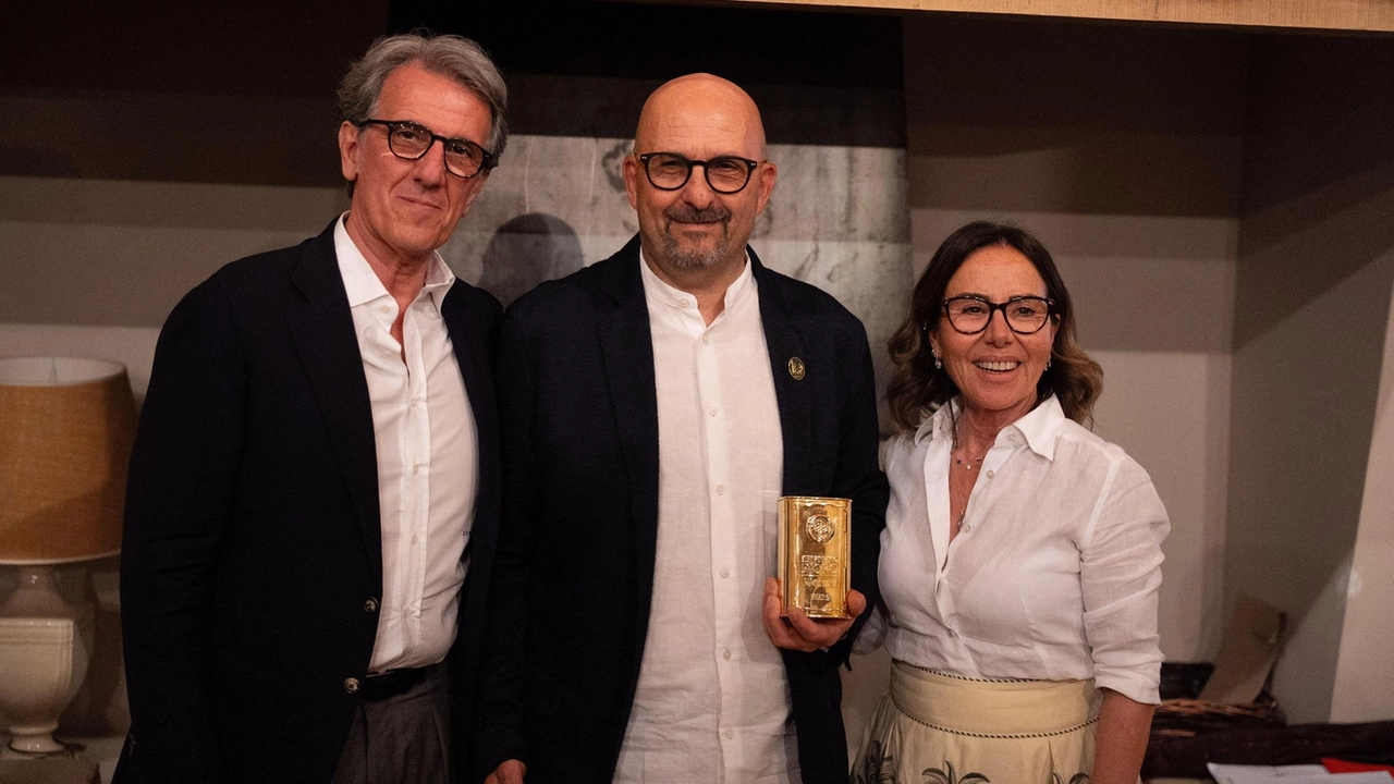 Zefferino e Maria Flora Monini; al centro uno dei titolari di frantoio. premiati nel corso dell’evento