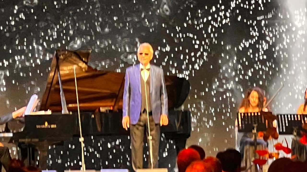 Andrea Bocelli si esibisce alla festa per i 10 anni di Toscana Aeroporti Andrea Bocelli si esibisce alla festa per i 10 anni di Toscana Aeroporti