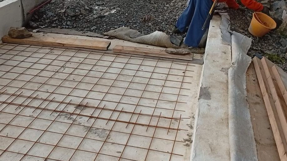 Un operaio impegnato nei lavori di ripristino della galleria paramassi, gravemente danneggiata dalla caduta di un masso di circa dieci tonnellate. I lavori di sistemazione del sentiero sono costati 991mila euro