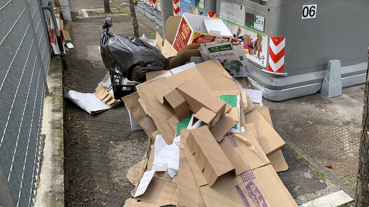 Da via Carriona a via Don Minzoni, la città è costellata da isole stracolme di sacchetti abbandonati Da via Carriona a via Don Minzoni, la città è costellata da isole stracolme di sacchetti abbandonati