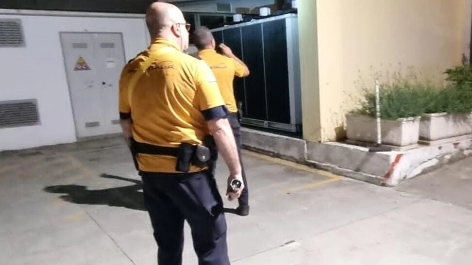 Fallisce tentativo di furto in ditta di autodemolizioni ad Arezzo grazie all'intervento tempestivo delle guardie giurate e delle forze dell'ordine. Fallisce tentativo di furto in ditta di autodemolizioni ad Arezzo grazie all'intervento tempestivo delle guardie giurate e delle forze dell'ordine.
