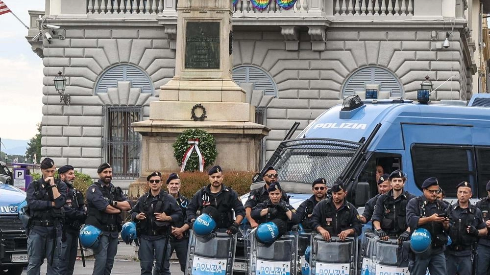 Polizia davanti al consolato Usa