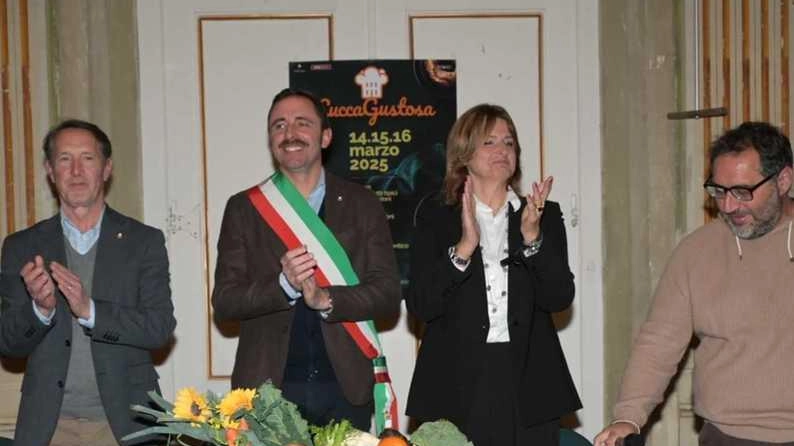 Il taglio del nastro con il vice sindaco Barsanti, gli assessori e Peppone Calabrese